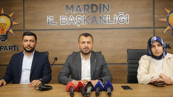 AK Parti Mardin İl Başkanı Vahap Alma (ortada), il başkanlığı binasında istifasına yönelik açıklamada bulundu. - Sputnik Türkiye