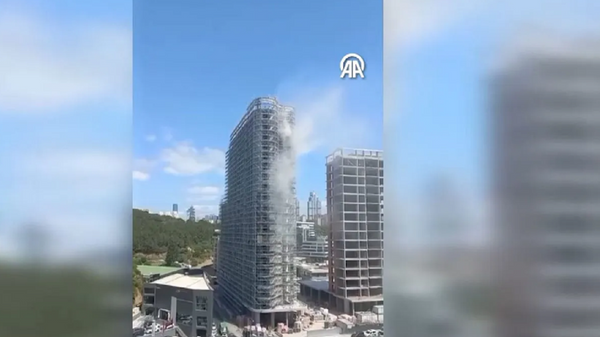 İstanbul Sarıyer'de bir grup işçi, ücretlerini alamadıkları gerekçesiyle inşaatın üst katlarından aşağıya çimento dökerek eylem yaptı. - Sputnik Türkiye