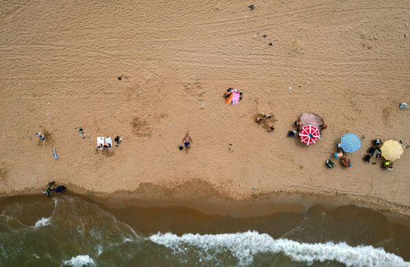 Özel plajların giriş ücretlerinin ortalama 500 lira olduğu Kilyos&#x27;ta, ücretli plajlarda şezlonglar boş kalırken bazı aileler halk plajını tercih etti. - Sputnik Türkiye