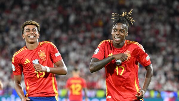 Almanya'da düzenlenen 2024 Avrupa Futbol Şampiyonası (EURO 2024) son 16 turu mücadelesinde İspanya ile Gürcistan, Köln Stadyumu’nda karşı karşıya geldi. İspanya oyuncuları Lamine Yamal (19) ve Nico Williams (17), attıkları golü kutladı. - Sputnik Türkiye