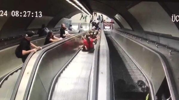 İzmir Metro'sunda 11 kişinin yaralandığı yürüyen merdiven kazası - Sputnik Türkiye