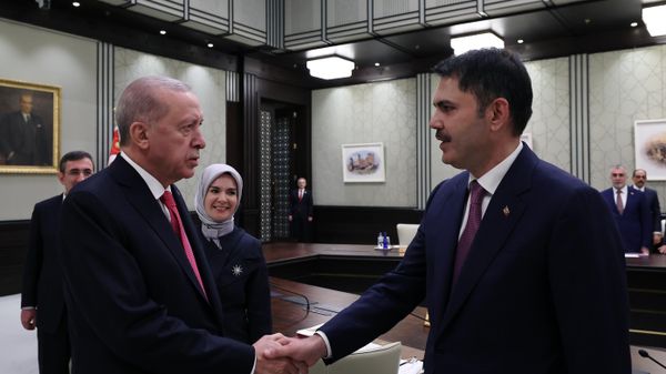  Cumhurbaşkanı Erdoğan, Cumhurbaşkanlığı Kabinesi'nde Bakan Kurum ile tokalaştı - Sputnik Türkiye