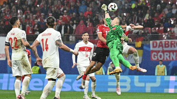 Almanya’da düzenlenen 2024 Avrupa Futbol Şampiyonası (EURO 2024) son 16 turunda Avusturya ile Türkiye takımları Leipzig Stadyumu’nda karşı karşıya geldi. Bir pozisyonda Milli kaleci Mert Günok (önde), rakipleriyle mücadele etti.
 - Sputnik Türkiye