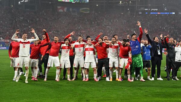 Almanya’da düzenlenen 2024 Avrupa Futbol Şampiyonası (EURO 2024) son 16 turunda Avusturya ile Türkiye takımları Leipzig Stadyumu’nda karşı karşıya geldi. Milli futbolcular, karşılaşma sonrası çeyrek finale yükselmenin sevincini yaşadı. - Sputnik Türkiye