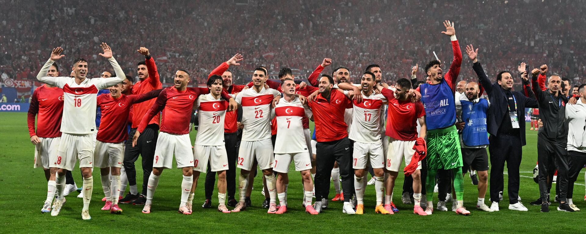 Almanya’da düzenlenen 2024 Avrupa Futbol Şampiyonası (EURO 2024) son 16 turunda Avusturya ile Türkiye takımları Leipzig Stadyumu’nda karşı karşıya geldi. Milli futbolcular, karşılaşma sonrası çeyrek finale yükselmenin sevincini yaşadı. - Sputnik Türkiye, 1920, 03.07.2024