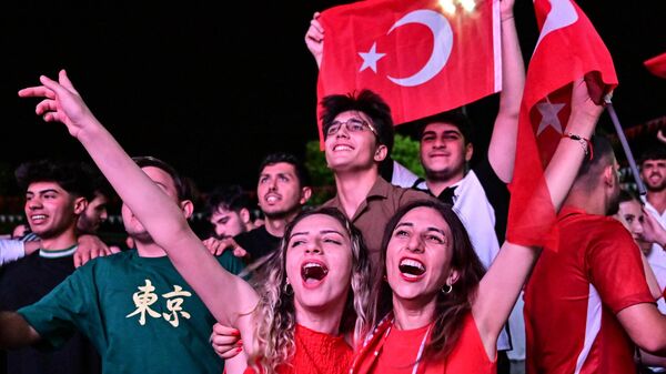 
2024 Avrupa Futbol Şampiyonası son 16’da oynanan Avusturya-Türkiye karşılaşmasını vatandaşlar, Kadıköy'de kurulan dev ekrandan izledi. - Sputnik Türkiye