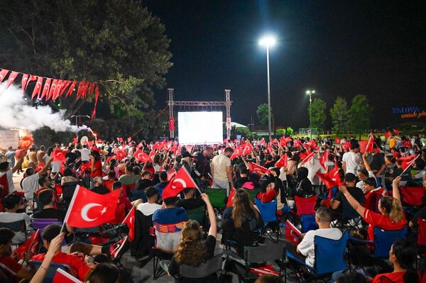 2024 Avrupa Futbol Şampiyonası son 16’da oynanan Avusturya-Türkiye karşılaşmasını Yalova'daki 15 Temmuz Demokrasi ve Cumhuriyet Meydanı'nda kurulan dev ekrandan izleyen vatandaşlar, çeyrek finale yükselen Türkiye’nin galibiyetini kutladı.  - Sputnik Türkiye