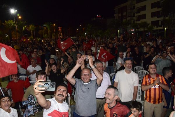 İzmir ve çevre illerde 2024 Avrupa Futbol Şampiyonası son 16 turunda Avusturya'yı 2-1 yenen A Milli Futbol Takımı'nın galibiyeti coşkuyla kutlandı. Manisa'da vatandaşlar il merkezinde Ulupark ve Atatürk Kent Parkı'nda, Turgutlu ilçesinde ise 15 Temmuz Demokrasi Şehitleri Alanı'nda kurulan dev ekranlardan maçı takip etti. - Sputnik Türkiye