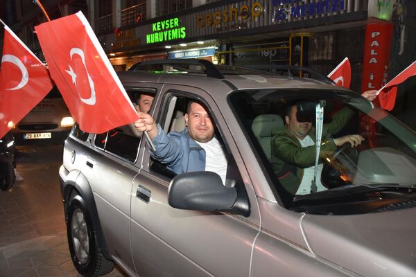 Gümüşhane'de vatandaşlar, A Milli Futbol Takımı'nın, 2024 Avrupa Şampiyonası (EURO 2024) son 16 turunda Avusturya ile oynadığı ve çeyrek finale yükseldiği karşılaşma sonrası, kutlama yaptı. - Sputnik Türkiye