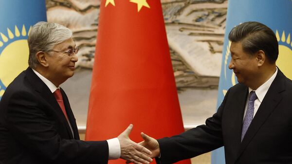 Çin Devlet Başkanı Şi Cinping Kazakistan Cumhurbaşkanı Kasım Cömert Tokayev - Sputnik Türkiye