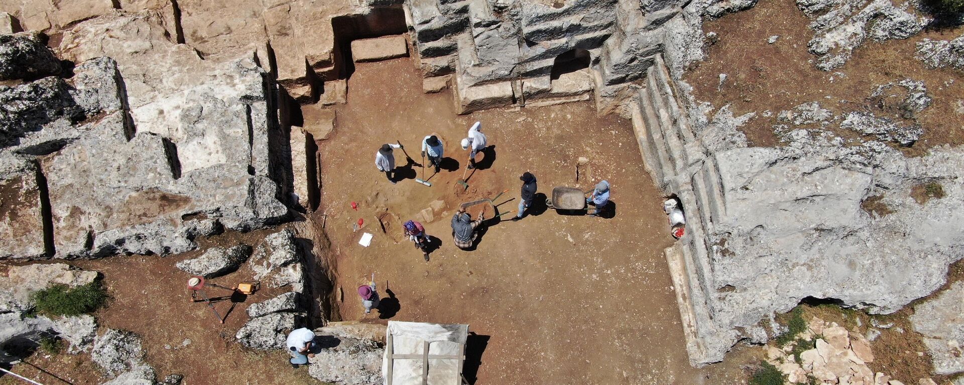 Diyarbakır'ın Kulp ilçesinde yürütülen arkeolojik kazıda Geç Roma ve Erken Bizans dönemine ait 0-6 yaş grubuna ait 60 adet mezar bulundu. Kazının 2024'ün dördüncü sezonunda yeni mezar ortaya çıktı. - Sputnik Türkiye, 1920, 20.02.2025