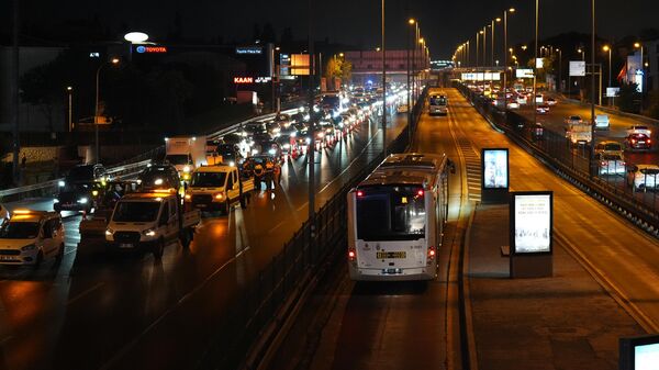 İstanbul Büyükşehir Belediyesince yapılacak asfalt yenileme çalışması kapsamında Haliç'teki orta köprünün Kadıköy istikameti trafiğe kapatıldı. Haliç Köprüsü'nün metrobüs yoluyla bitişik orta köprüdeki iki şeridi trafiğe kapatılırken, köprü trafiği yan yoldaki iki şeritten devam ediyor. - Sputnik Türkiye