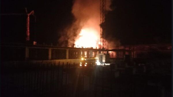Şırnak-Cizre karayolu üzerinde inşaatı devam eden Şırnak Bölge Hastanesinde henüz belirlenmeyen nedenle yangın çıktı. - Sputnik Türkiye