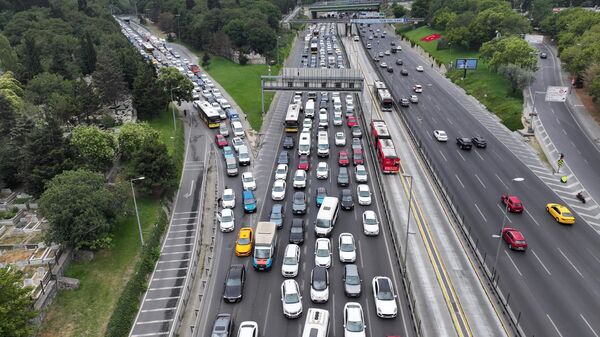 Trafik durma noktasına geldi: Haliç'teki orta köprünün Kadıköy istikameti trafiğe kapatıldı - Sputnik Türkiye