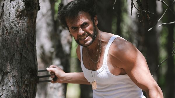 Adana'da yaşayan ve ünlü aktör Hugh Jackman'ın canlandırdığı Wolverine karakterine benzetilen Özer Tetik, iş yerinde ve sokakta film sahnelerini aratmayan pozlarıyla ilgi çekiyor. - Sputnik Türkiye