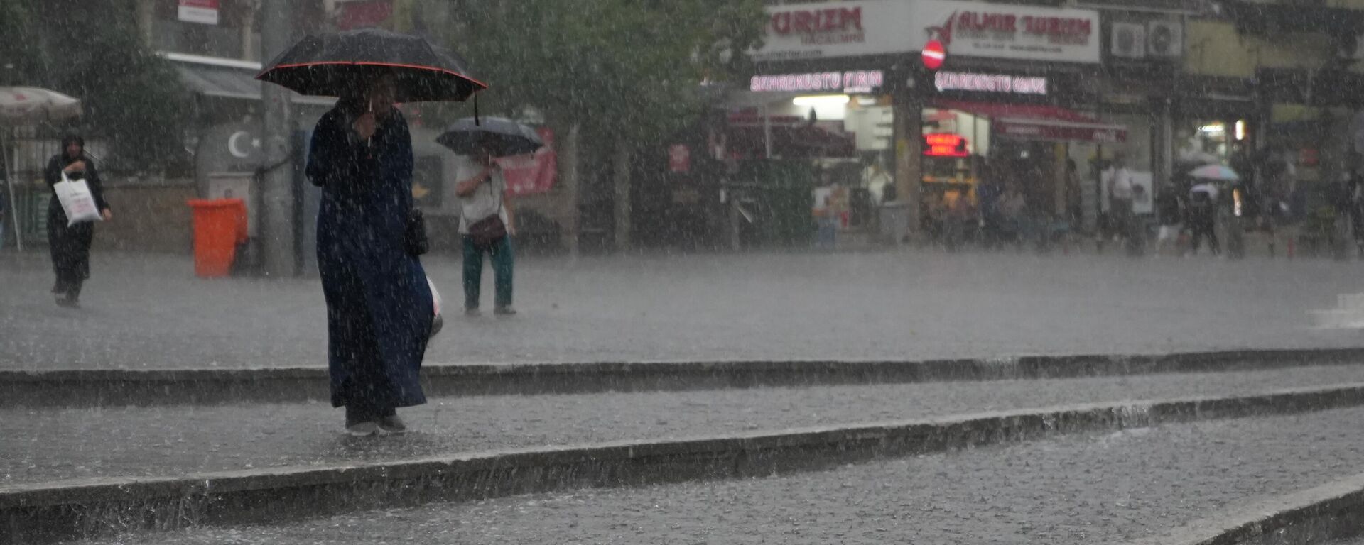 Bursa'da sağanak ve dolu yaşamı olumsuz etkiledi - Sputnik Türkiye, 1920, 25.08.2024