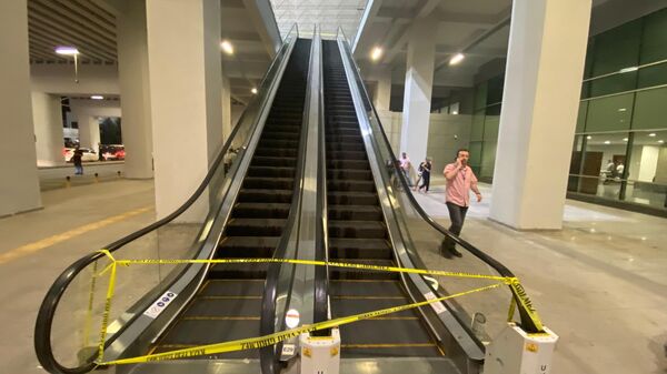 Diyarbakır Havalimanı'nda ağırlığı kaldıramayan yürüyen merdivenin durması sonucu birbirlerinin üstüne düşen 4 kişi hafif yaralandı. - Sputnik Türkiye