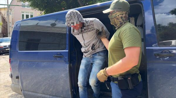 Задержание сотрудниками ФСБ РФ двух жителей республики Крым, подозреваемых в сотрудничестве на конфиденциальной основе со спецслужбами Украины - Sputnik Türkiye