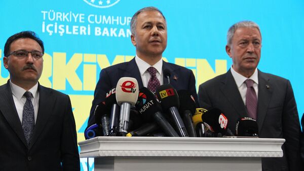 İçişleri Bakanı Ali Yerlikaya (ortada), Kayseri'de AFAD İl Müdürlüğündeki Türkiye'nin Huzuru Toplantısının ardından basın açıklaması yapt - Sputnik Türkiye