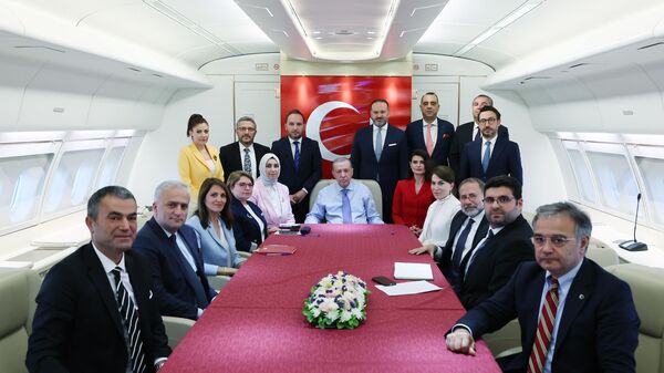 Cumhurbaşkanı Erdoğan, Kazakistan dönüşü uçakta gazetecilere açıklamada bulundu - Sputnik Türkiye