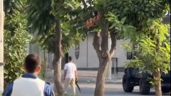 Mersin'de polis merkezi önünde pompalı tüfekle rastgele ateş açan şahsın polis ekiplerince vurulma anı, cep telefonu kamerasına yansıdı. - Sputnik Türkiye