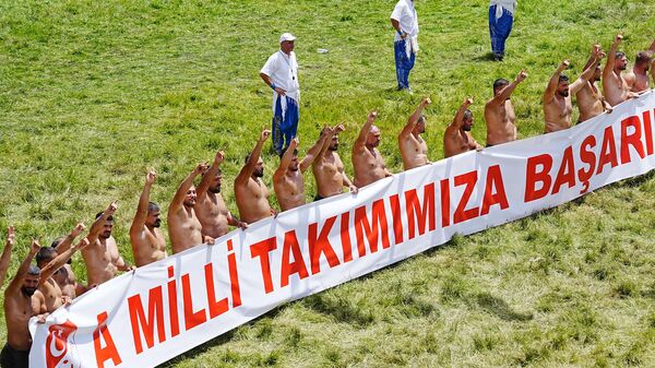 663. Tarihi Kırkpınar Yağlı Güreşleri'ne katılacak başpehlivanlar, Bozkurt işareti yaptı. Baş boyunda güreşecek pehlivanlar, seyirciye takdim edildi, pehlivanlar aynı zamanda A Milli Takımımıza başarılar dileriz pankartı da açtı. Bu sırada güreşecek tüm başpehlivanlar, bozkurt işareti yaptı - Sputnik Türkiye