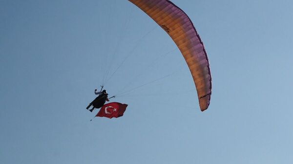 Adana'da yamaç paraşütçüsü Kaderim Boyacı, 1 bardak su içip 1 muz yiyerek 13 saat boyunca havada kaldı - Sputnik Türkiye
