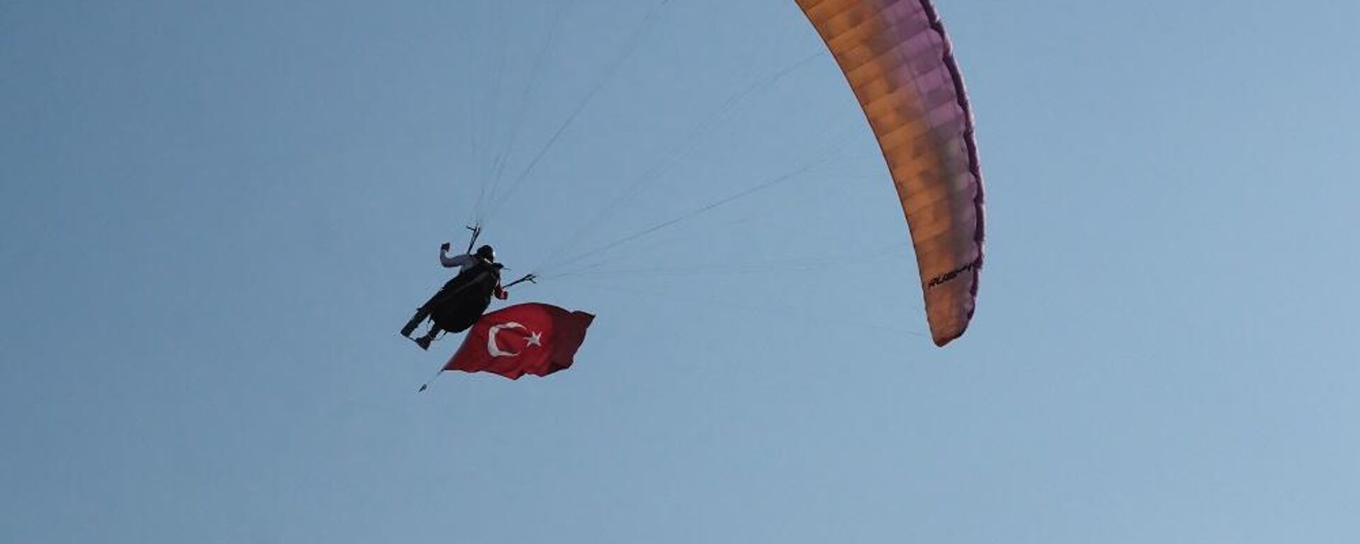 Adana'da yamaç paraşütçüsü Kaderim Boyacı, 1 bardak su içip 1 muz yiyerek 13 saat boyunca havada kaldı - Sputnik Türkiye, 1920, 07.07.2024