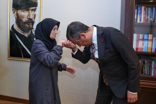 CHP Genel Başkanı Özgür Özel, Ankara'da öldürülen eski Ülkü Ocakları Eğitim ve Kültür Vakfı Başkanı Sinan Ateş'in annesi Saniye Ateş ve ablası Selma Ateş Kazanç'ı kabul etti - Sputnik Türkiye