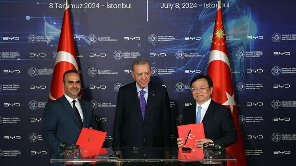 Çinli BYD ile Sanayi ve Teknoloji Bakanlığı arasında, firmanın Türkiye'de yatırım yapmasına yönelik anlaşma imzalandı - Sputnik Türkiye