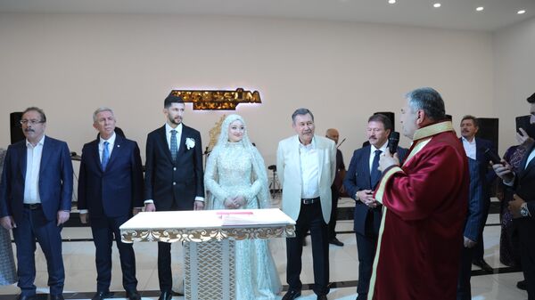 ABB Başkanı Yavaş ve eski ABB Başkanı Gökçek aynı düğünde nikah şahidi oldu - Sputnik Türkiye