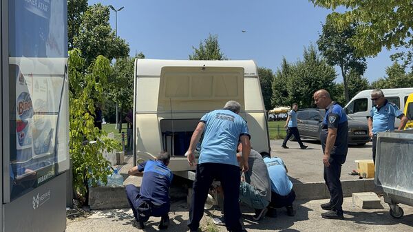 Maltepe sahiline bırakılan karavanlar, İstanbul Büyükşehir Belediyesi (İBB) ve ilçe zabıta ekipleri tarafından kaldırıldı - Sputnik Türkiye