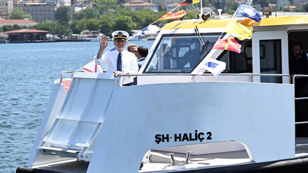 İstanbul Büyükşehir Belediyesi (İBB) iştiraki Şehir Hatları tarafından Haliç Tersanesi'nde yapılan 3 deniz dolmuşu, 15 Temmuz Pazartesi gününden itibaren İstinye-Küçüksu ve Beykoz-Sarıyer hatlarında sefere başlayacak. Törenin ardından Haliç-1, Haliç-2 ve Haliç-3 isimli deniz dolmuşları vapur düdükleri eşliğinde denize indirildi. İmamoğlu ve protokol üyeleri Haliç-2 isimli deniz dolmuşuyla Haliç Tersanesi'nden İBB İletişim Koordinatörlüğü'nün bulunduğu iskeleye kadar Haliç turu attı. ( - Sputnik Türkiye