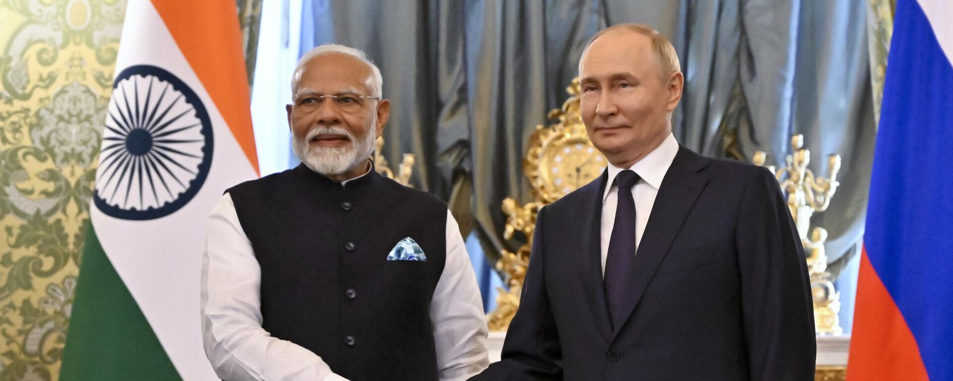 Russian President Vladimir Putin and Indian Prime Minister Narendra Modi shake hands during a meeting at the Kremlin in Moscow, Russia, Tuesday, July 9, 2024.  - Sputnik Türkiye, 1920, 17.09.2025