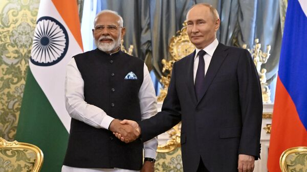 Russian President Vladimir Putin and Indian Prime Minister Narendra Modi shake hands during a meeting at the Kremlin in Moscow, Russia, Tuesday, July 9, 2024.  - Sputnik Türkiye