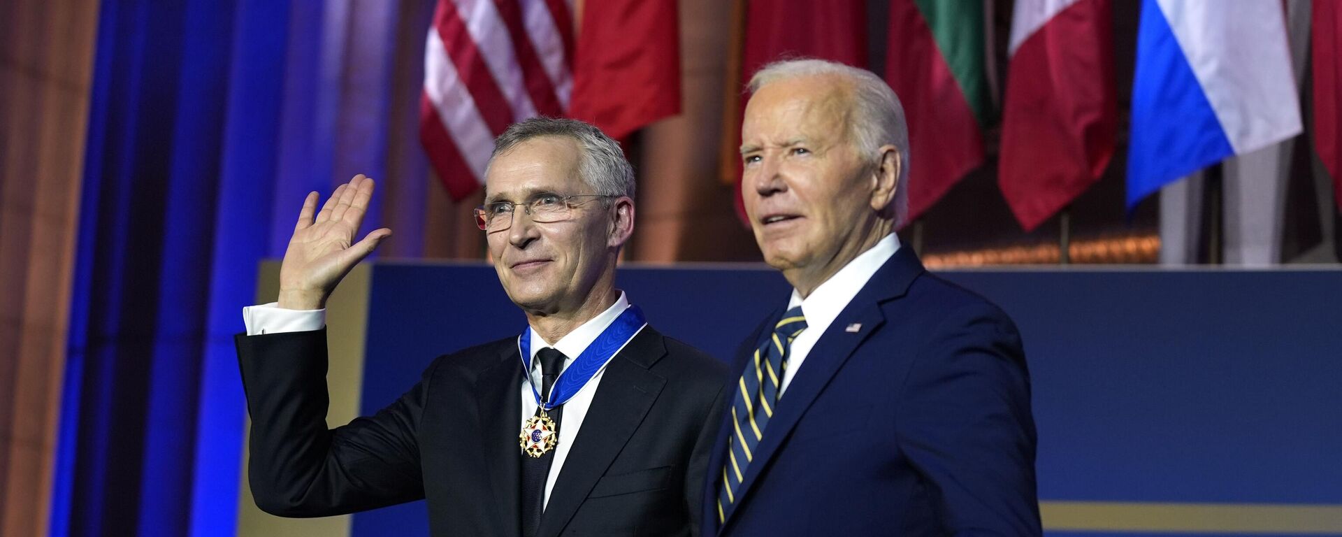 President Joe Biden, right, presents NATO Secretary General Jens Stoltenberg with the Presidential Medal of Freedom on the 75th anniversary of NATO at the Andrew W. Mellon Auditorium, Tuesday, July 9, 2024, in Washington. (AP Photo/Evan Vucci) - Sputnik Türkiye, 1920, 10.07.2024