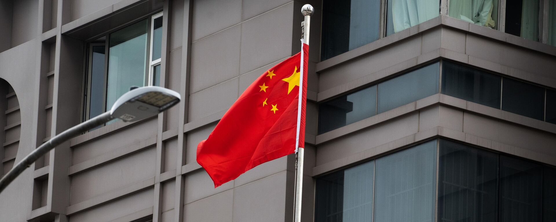 The Chinese flag waves outside of the Chinese consulate in Houston after the US State Department ordered China to close the consulate in Houston, Texas, the United States - Sputnik Türkiye, 1920, 11.07.2024