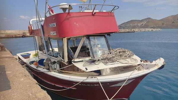 Çanakkale'de uluslararası karasularında Yunan Sahil Güvenliği botu tarafından çarparak zarar verilen Türk balıkçı teknesi 2 Sahil Güvenlik botu ile Gökçeada'nın Kuzu Limanı'na çekildi. - Sputnik Türkiye