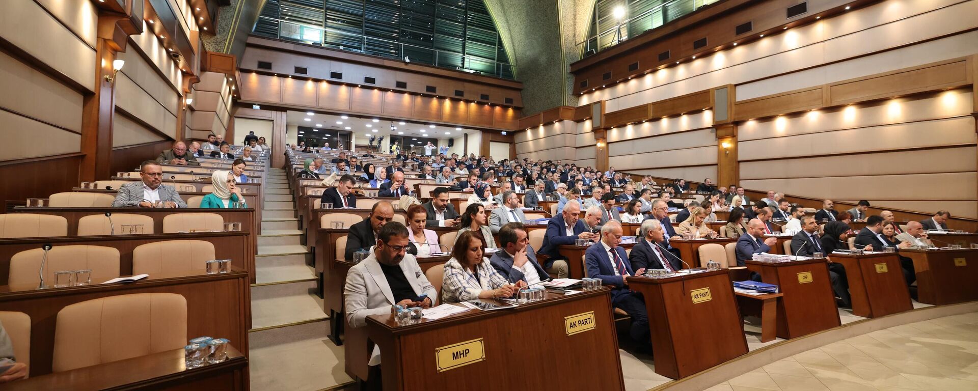 İBB Meclisi Temmuz ayı üçüncü oturumu, Meclis 1. Başkanvekili Nuri Aslan başkanlığında Saraçhane'deki belediye binasında gerçekleştirildi. İBB Meclisinde kentteki gazete büfelerinin yenilenerek 10 yıllığına ihale edilmesine karar verildi. - Sputnik Türkiye, 1920, 11.07.2024