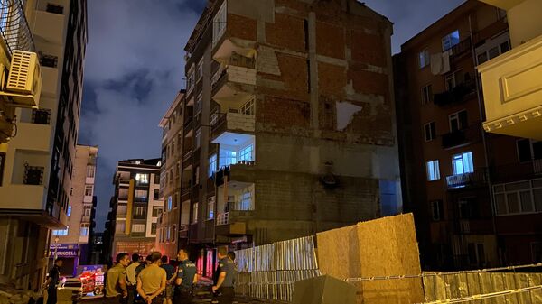 İstanbul Bahçelievler’de yapımı devam eden inşaatın bitişiğinde bulunan 6 katlı bir binadan tuğla parçaları düşmesi üzerine bina tedbir amacıyla boşaltıldı. Belediye ekiplerinin sabah detaylı inceleme yapacağı binada, bina sakinleri çevre otellere yerleştirildi. - Sputnik Türkiye