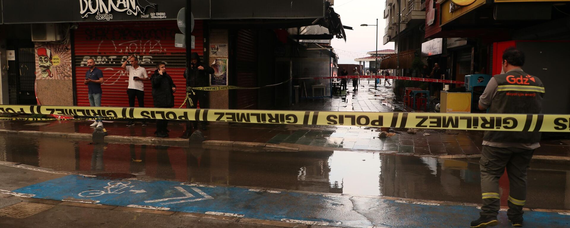 İzmir'in Konak ilçesinde sağanak yağıştan kaçmaya çalışırken elektrik akımına kapılan biri kadın 2 kişi hayatını kaybetti. Olay yerinde güvenlik önlemi alındı.  - Sputnik Türkiye, 1920, 27.07.2024