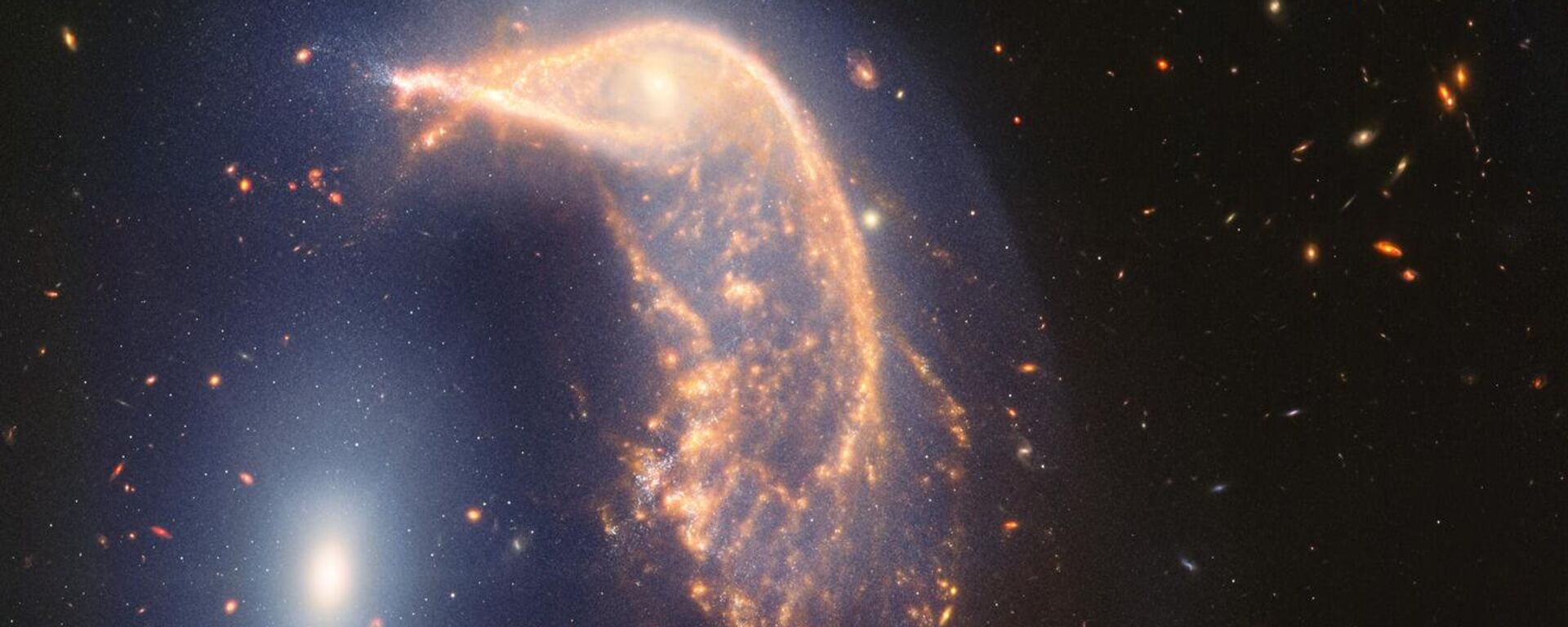 James Webb Uzay Teleskobu, 326 milyon ışık yılı uzaklıkta parlayan iç içe geçmiş bir çift galaksiyi görüntüledi. - Sputnik Türkiye, 1920, 25.08.2025