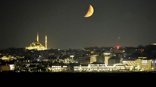 İstanbul'da ay, Fatih Camisi ile birlikte görüntülendi.  - Sputnik Türkiye