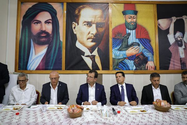 İstanbul Büyükşehir Belediye (İBB) Başkanı Ekrem İmamoğlu ve Esenyurt Belediye Başkanı Ahmet Özer Muharrem orucunun 6’ncı gününde Alevi vatandaşlarla bir araya geldi. Muharrem matemi lokması, dede Ferhat Bozkaya’nın okuduğu duayla dağıtıldı.  Dua öncesinde, İmamoğlu kısa bir konuşma yaptı.

 - Sputnik Türkiye