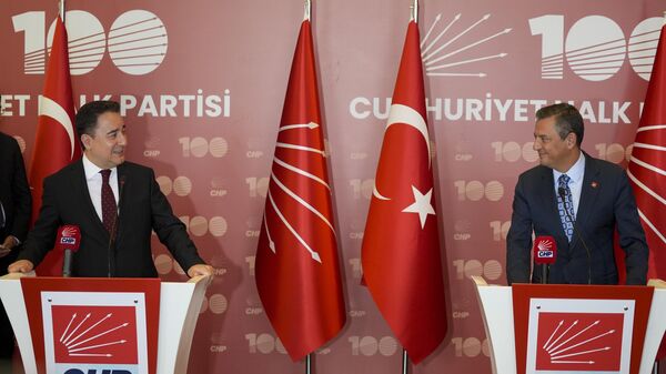 CHP Genel Başkanı Özgür Özel, DEVA Partisi Genel Başkanı Ali Babacan ile CHP Genel Merkezi'nde bir araya geldi - Sputnik Türkiye