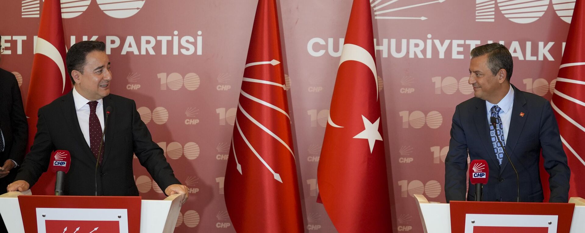 CHP Genel Başkanı Özgür Özel, DEVA Partisi Genel Başkanı Ali Babacan ile CHP Genel Merkezi'nde bir araya geldi - Sputnik Türkiye, 1920, 17.07.2024