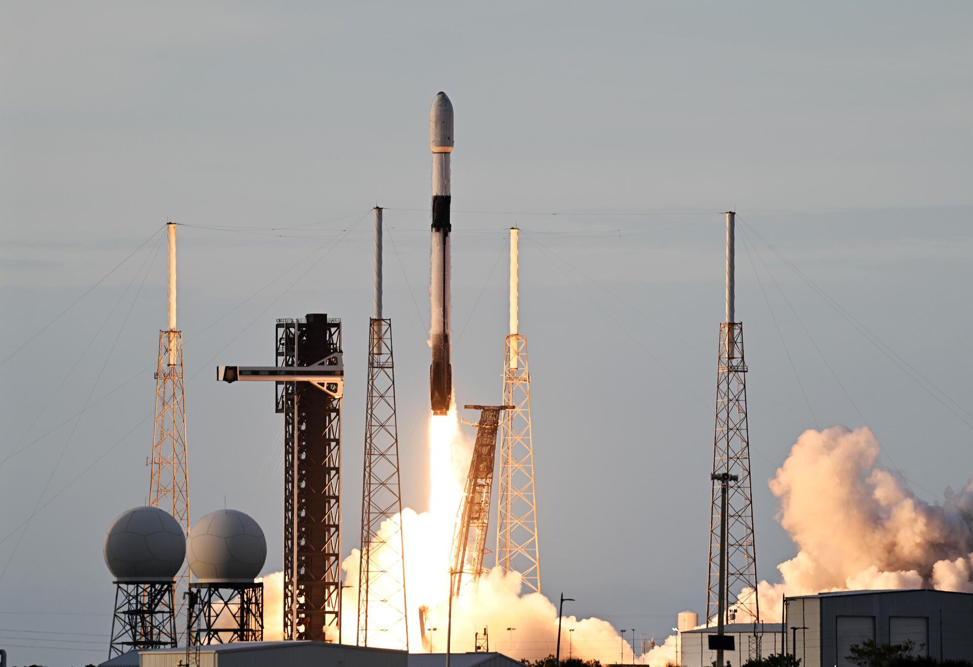 Türkiye'nin ilk yerli ve milli haberleşme uydusu Türksat 6A, Türkiye saatiyle 02.30'da ABD'nin Florida eyaletinde bulunan Cape Canaveral Uzay Kuvvetleri İstasyonu'ndan SpaceX'e ait Falcon 9 roketiyle uzaya gönderildi.  - Sputnik Türkiye, 1920, 23.12.2024