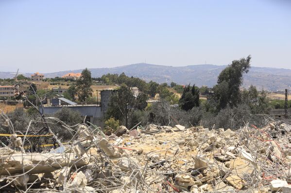 İsrail ordusunun dün Lübnan&#x27;ın güneyindeki Bint Jbeil bölgesinin Al-Jamijmeh kasabasındaki Al-Baidar mahallesine düzenlediği füze saldırısında iki Hizbullah üyesi ölürken çevredeki binalarda oturan 18 sivil yaralandı. - Sputnik Türkiye