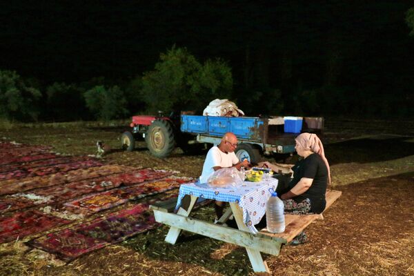 Tarlanın üç tarafına koyulan römorklarda da çalışanlar akşam yemeğini yiyerek, çay, kahve ve meşrubat içip nöbeti tamamlıyor. Nöbet sırasında uykusu gelenler ise bu römorklarda uyuyabiliyor. - Sputnik Türkiye