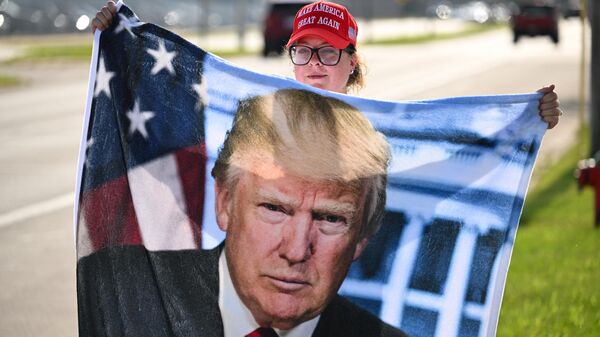 A supporter of Former US president and Republican presidential candidate Donald Trump waits by Milwaukee Mitchell International Airport, Wisconsin, on July 14, 2024. - Sputnik Türkiye